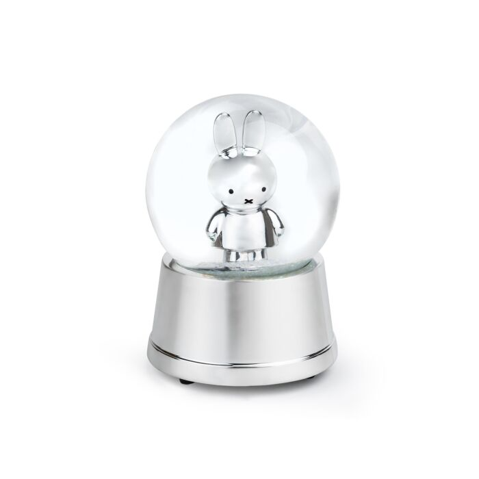 Laat je meevoeren door een wereld vol verwondering en herinnering met deze betoverende sneeuwbol en muziekdoos in &eacute;&eacute;n, met het geliefde figuurtje Miffy. Het is een prachtig, verzilverd aandenken dat kinderen laat stralen en ouders en grootouders raakt met een vleugje nostalgie.

Dit bijzondere stuk speelt de herkenbare melodie &ldquo;Nijntje, nijntje, lief klein konijntje&rdquo; en maakt het perfecte cadeau voor een doop, geboorte of babyshower. Schud de bol zachtjes en laat de fonkelende glitters samen met de muziek een magisch moment steeds opnieuw tot leven brengen.

Of hij nu een ereplaats krijgt in de kinderkamer of wordt bewaard als kostbaar erfstuk: deze Nijntje sneeuwbol vertelt een verhaal dat generaties met elkaar verbindt. 