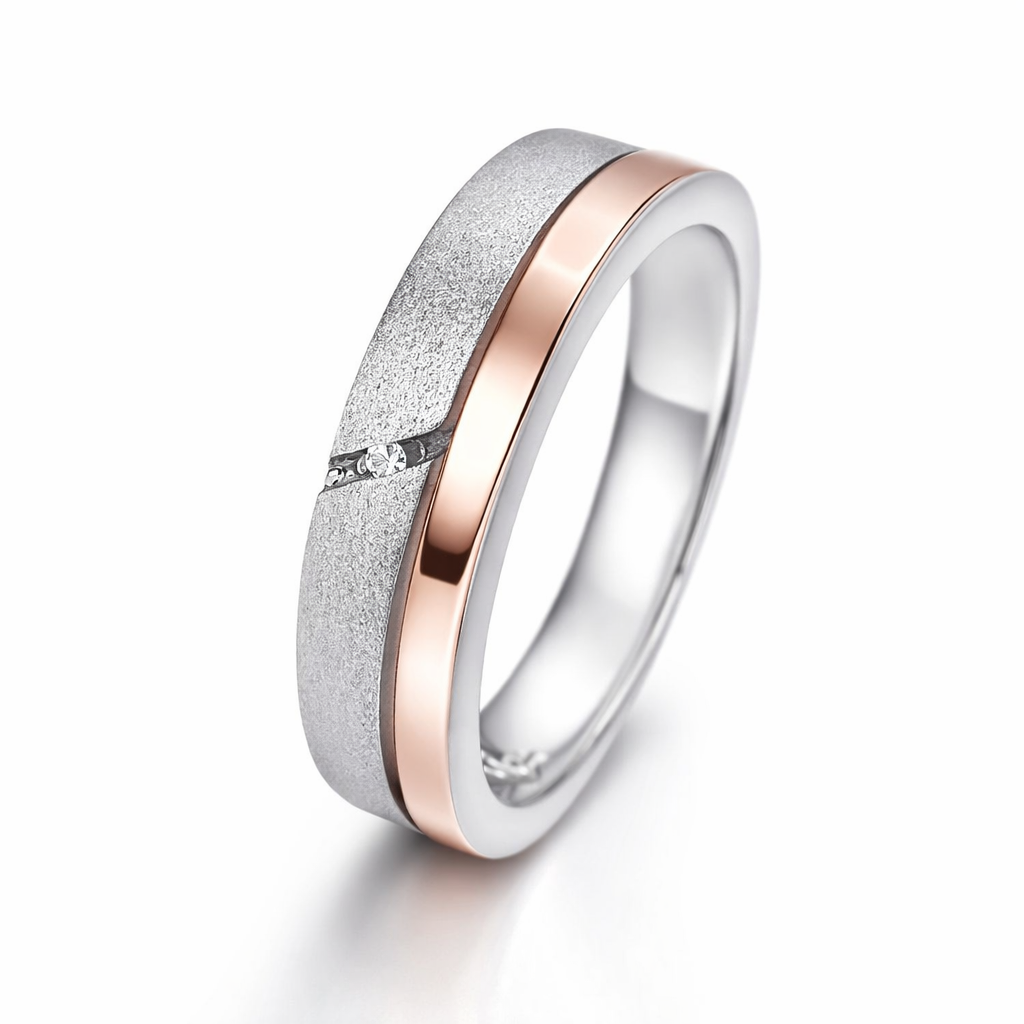 Deze ring van Yo Design heeft een rustige en moderne uitstraling door de combinatie van mat zilver en een gladde ros&eacute;kleurige baan. Het fijne steentje geeft de ring een subtiel detail dat haar n&eacute;t wat extra geeft.

Door het contrast tussen de zachte matte structuur en het gladde ros&eacute; accent krijgt deze ring een eigen karakter. Mooi om los te dragen, maar ook goed te combineren met andere sieraden.

Een verfijnde ring voor wie houdt van een modern ontwerp met een warme touch.
