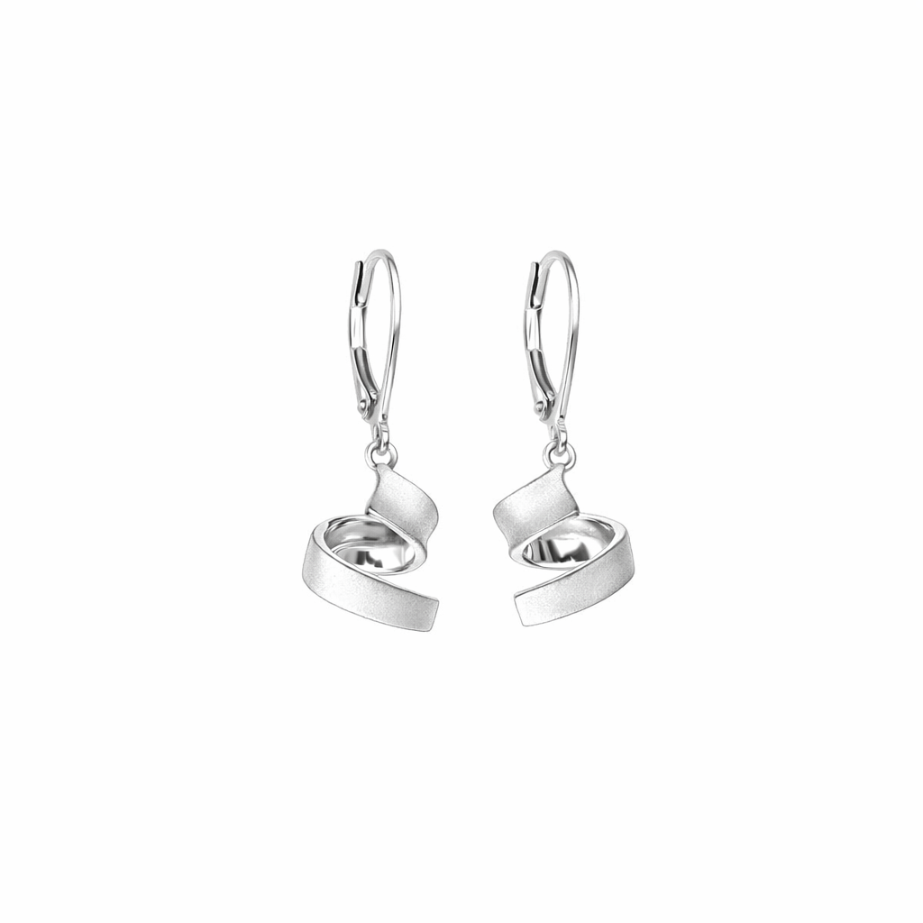 Deze oorhangers van Yo Design hebben een luchtige vorm en een moderne uitstraling. Het zilver geeft haar een frisse en rustige look, waardoor ze makkelijk te dragen zijn bij veel verschillende stijlen.

Een mooi paar om cadeau te geven of jezelf mee te verrassen.
