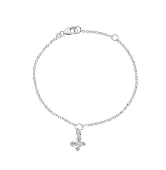 De Zilveren kinderarmband met modelnummer 104621716 heeft een witte vlinder versierd met zirkonia's. Deze armband valt onder de categorie "JEWEL" en is van het type "BRACELET" met een maat van 160 mm. Deze elegante armband kan het beste om de pols gedragen worden voor een speelse en stijlvolle uitstraling. Perfect voor speciale gelegenheden!