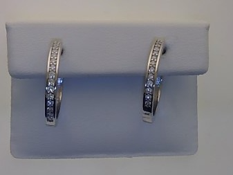 Das Produkt Paar Creolen Silber Zirkonia 22mm, Modellnummer 666/199725, besticht durch funkelnde Zirkonia-Steine und hochwertiges Silber. Diese Creolen sind perfekt, um sowohl elegante Abendgarderobe als auch l&auml;ssige Alltagsoutfits stilvoll zu erg&auml;nzen. Tragen Sie sie mit hochgesteckten Haaren, um die funkelnden Details besonders zur Geltung zu bringen. Perfekt f&uuml;r jede Gelegenheit!