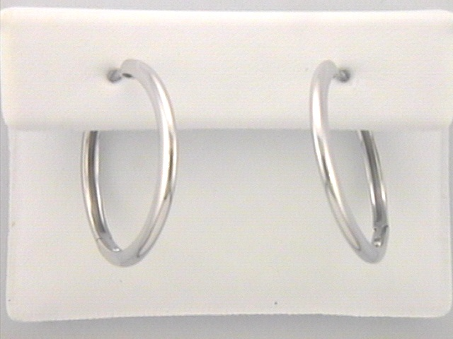 Diese Paar Creolen in Silber mit Scharnier (Modellnummer: 201/190390) haben einen Durchmesser von 24 mm. Sie fallen unter die Kategorie Schmuck und sind speziell als Ohrringe des Typs Creolen klassifiziert. Perfekt f&uuml;r einen eleganten Look im Alltag oder besondere Anl&auml;sse. Tragen Sie sie solo oder in Kombination mit anderen Ohrringen f&uuml;r einen trendigen Stil.