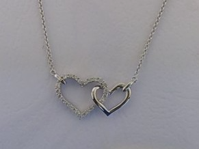 Der Collier Silber mit der Modellnummer 216/195511/45 besticht durch seine zwei herzf&ouml;rmigen Anh&auml;nger, verziert mit Zirkonia-Steinen. Dieses elegante Schmuckst&uuml;ck geh&ouml;rt zur Kategorie Schmuck, genauer gesagt Halsketten. Tragen Sie es zu besonderen Anl&auml;ssen oder um Ihrem Alltagsstil einen Hauch von Eleganz zu verleihen. Ideal kombiniert mit einem schlichten Oberteil.