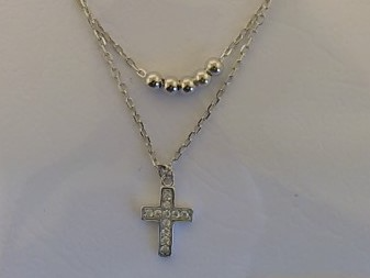 Das Collier mit Modellnummer 516/195809/43 ist ein elegantes Schmuckst&uuml;ck aus Silber mit zwei reihigen Kreuzen und funkelndem Zirkonia. Diese Halskette verleiht jedem Outfit einen Hauch von Eleganz und ist ideal f&uuml;r jeden Anlass. Am besten sieht es mit einem schlichten Oberteil oder Kleid aus, um die Details hervorzuheben. Perfekt f&uuml;r besondere Anl&auml;sse.