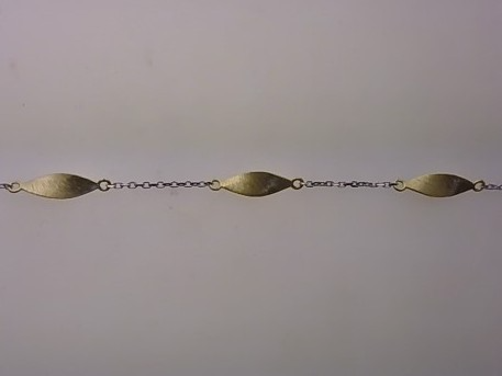 Der Collier Silber Bicolor 45cm, Modellnummer 666/199404/45, ist eine elegante Halskette aus der Kategorie Schmuck. Diese Halskette hat eine L&auml;nge von 450 mm und kombiniert silberne und zweifarbige Designelemente. Tragen Sie es am besten zu formellen oder eleganten Anl&auml;ssen, um Ihrem Outfit einen Hauch von Raffinesse zu verleihen.