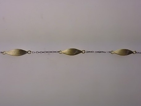 Das Armband Silber Bicolor 19cm mit der Modellnummer 666/199403/19 ist ein stilvolles Schmuckst&uuml;ck aus der Kategorie "Jewel". Es handelt sich um ein elegantes, zweifarbiges Silberarmband mit einer L&auml;nge von 19 cm. Ideal geeignet f&uuml;r den t&auml;glichen Gebrauch oder besondere Anl&auml;sse. Tragen Sie es einzeln oder kombinieren Sie es mit anderen Armb&auml;ndern f&uuml;r einen trendigen Look.