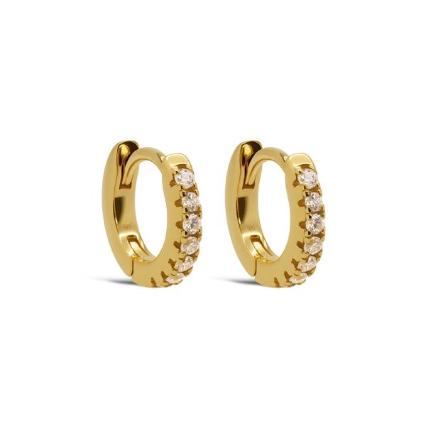 De Plain Hinged Hoops BEAU 10MM, modelnummer H426GP, zijn elegante creolen van een onbekend merk. Deze oorbellen stralen eenvoud en verfijning uit, perfect voor elke gelegenheid. Draag ze als statement piece bij een opgestoken kapsel of combineer ze met andere minimalistische sieraden voor een stijlvolle look. Een onmisbaar accessoire in je sieradencollectie.