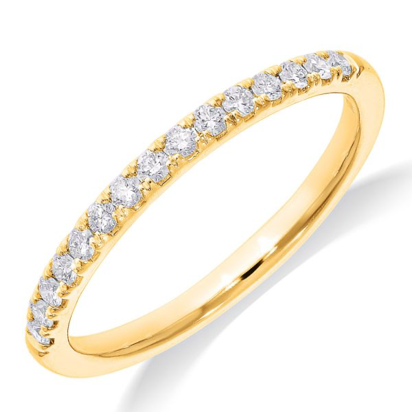 Pas Diamonds 14krt geelgouden ring,  schittert met 15 briljant geslepen diamanten van 0,23crt, kleur H, puurheid SI1. De ring is gemaakt van goud en is goudkleurig. Draag deze elegante ring om uw look te verfijnen, ideaal voor speciale gelegenheden of als dagelijks accessoire voor een vleugje luxe.