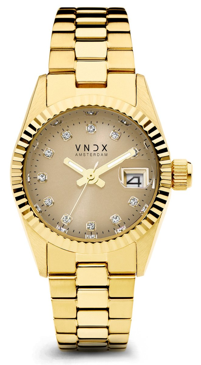 De Dare Devil XS Goud, het meest gedetailleerde horloge van VNDX Amsterdam. Haar subtiele kast van 26 mm maakt haar een perfect accessoire om te combineren met je favoriete sieraden. Haar elegante gouden schakelband zorgt ervoor dat je Dare Devil eenvoudig op maat te maken is. 

De schitterende wijzerplaat sprankelt net als jij, de index van Swarovski steentjes laat je zien hoe GROOT, klein kan zijn! Naast de sprankelende Swarovski steentjes is de Dare Devil voorzien van een datumaanduiding, zo ben je nooit te laat voor een feestje, afspraak of deadline.

Ben jij graag actief in de nachtelijke uurtjes? Zelfs dan is de Dare Devil het perfecte horloge. Ze is voorzien van lichtgevende wijzers, dit zorgt voor een &ldquo;Glow in the dark&rdquo; effect. Zo zorgt je Dare Devil ervoor dat jij Never too late bent!

Wees jezelf, Cre&euml;er je eigen stijl en kies je eigen pad! Just be a Dare Devil, It&rsquo;s Never Too Late!