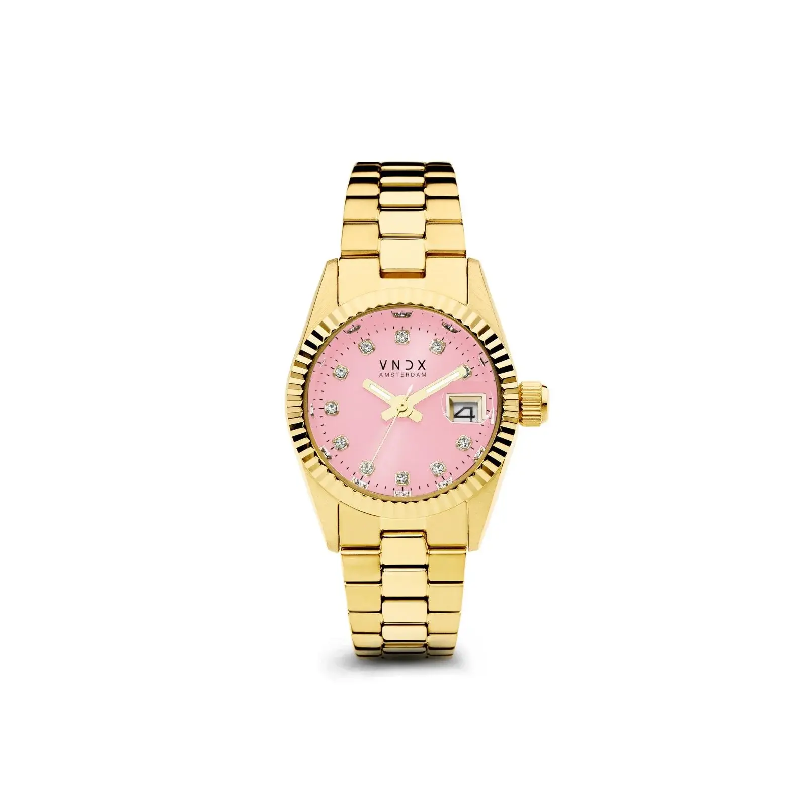 De Dare Devil XS Gold-Pink, het meest gedetailleerde horloge van VNDX Amsterdam. Haar subtiele kast van 26 mm maakt haar een perfect accessoire om te combineren met je favoriete sieraden. Haar elegante gouden schakelband zorgt ervoor dat je Dare Devil eenvoudig op maat te maken is. 

De schitterende groene wijzerplaat sprankelt net als jij, de index van Swarovski steentjes laat je zien hoe GROOT, klein kan zijn! Naast de sprankelende Swarovski steentjes is de Dare Devil voorzien van een datumaanduiding, zo ben je nooit te laat voor een feestje, afspraak of deadline.

Ben jij graag actief in de nachtelijke uurtjes? Zelfs dan is de Dare Devil het perfecte horloge. Ze is voorzien van lichtgevende wijzers, dit zorgt voor een &ldquo;Glow in the dark&rdquo; effect. Zo zorgt je Dare Devil ervoor dat jij Never too late bent!

Wees jezelf, Creer je eigen stijl en kies je eigen pad! Just be a Dare Devil, It&rsquo;s Never Too Late!