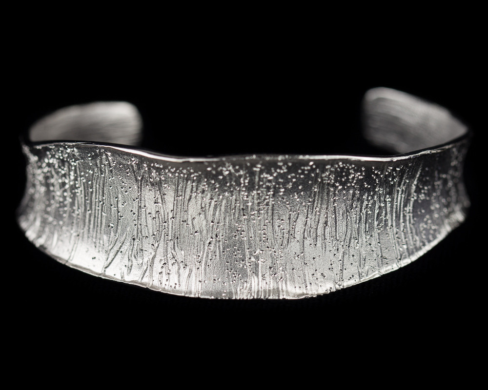 Sanjoya - Leuke en smalle slavenarmband uit de streepjescollectie van sterling zilver, mat en gediamanteerd. - PRE0217002.2.2