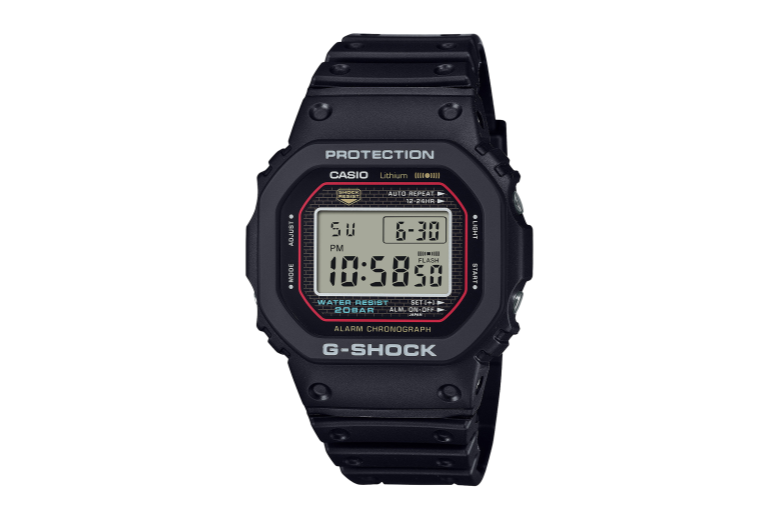 Het G-Shock Digitaal Heren Horloge DW-5000R-1AER heeft een vierkante, roestvrijstalen kast met digitaal uurwerk. Het is waterbestendig tot 20 ATM en bevat functies zoals datum, licht en een quartz mechanisme. Het zwarte horlogebandje van plastic/silicone maakt het comfortabel voor dagelijks gebruik. Draag het als een stoer en duurzaam accessoire bij elke casual outfit.
