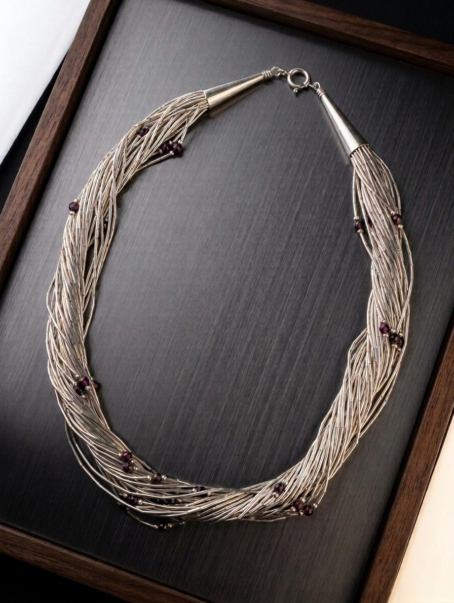 Vintage Sterling Zilveren Draad collier met granaat kralen.
*Op de foto staat een veerring afgebeeld, maar het collier komt inclusief een karabijnsluiting en verleng ketting.
*Vintage sieraden hebben een beperkte garantie van 2 maanden.