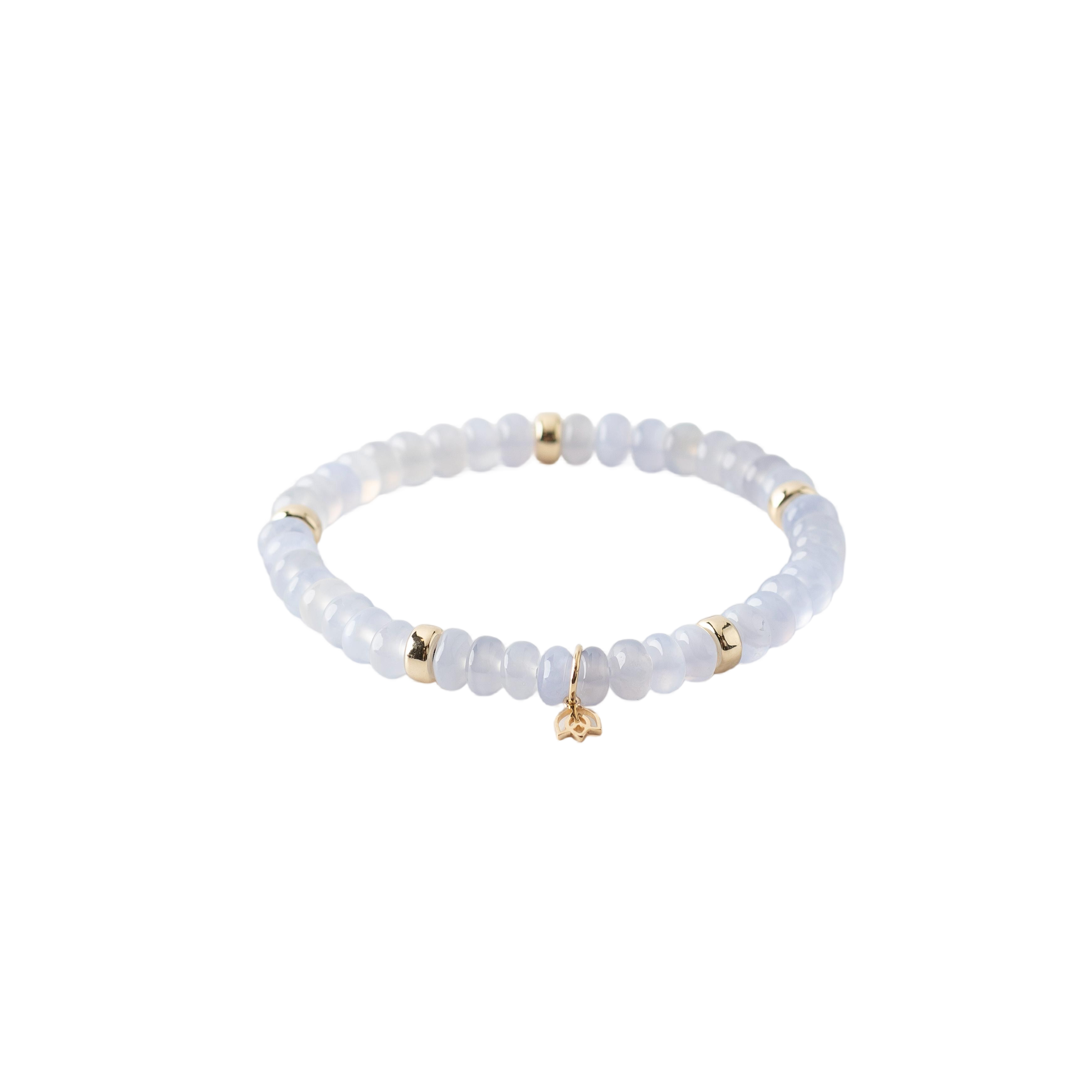 Y&G Edelsteen armband met blauwe Chalcedon
Edelstenen armband (6x4mm kralen) en Vijf 14 krt gouden beads & tulp logo.
Onze armbanden hebben een luxe uitstraling, zijn perfect om solo te dragen, maar je kunt ze uiteraard ook combineren.




