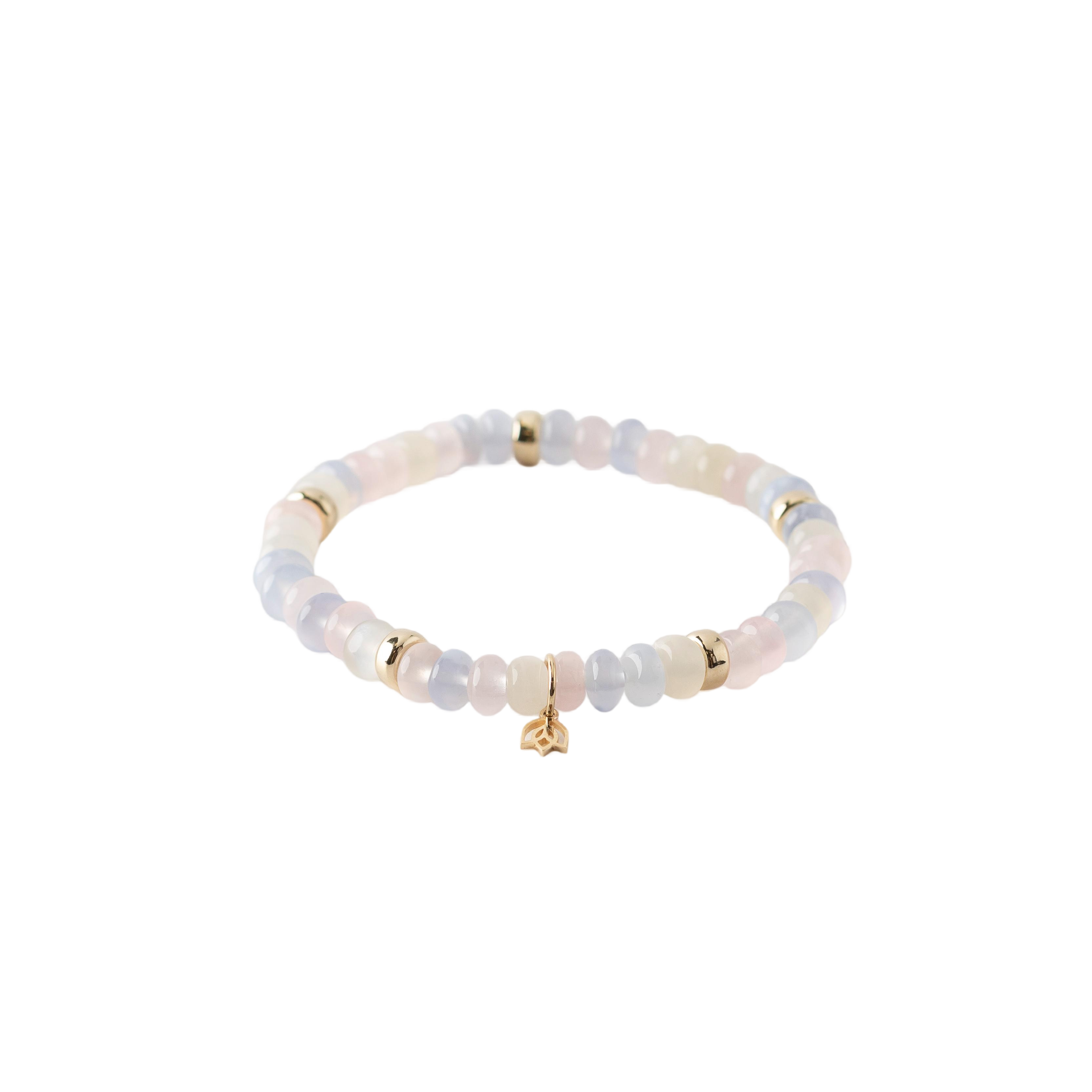 een Y&G edelstenen armband miss Blossom met chalcedon en maansteen en rose kwarts & 14k 10 goud beads& tulp logo.