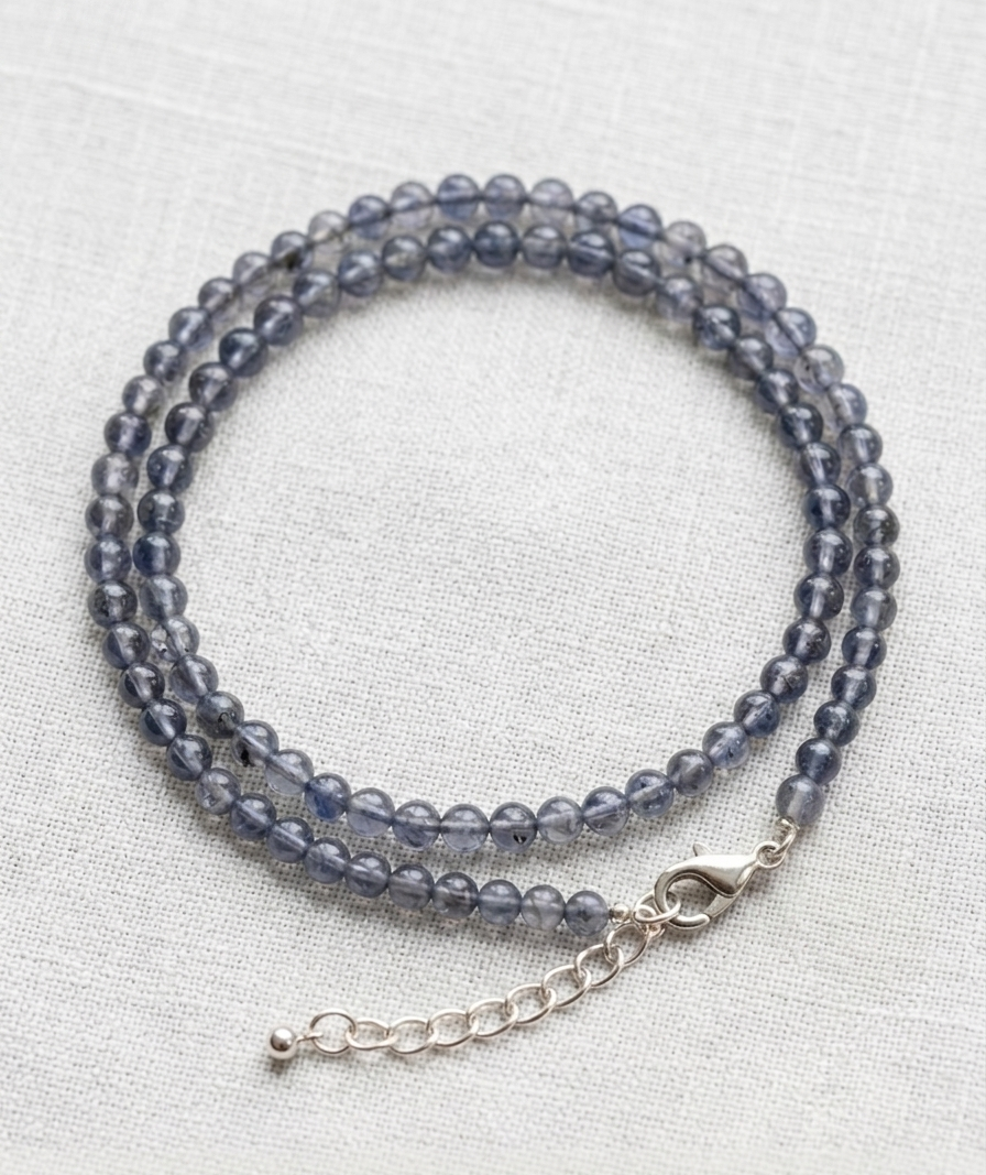 Dit product, Zilveren Collier met Grijs Rutiel Kwarts, modelnummer 626210050, is een kralenketting van Grijs Rutiel Kwarts met 925 sterling zilver. Voorzien van een karabijnsluiting en verlengschakels van 42 tot 47cm.