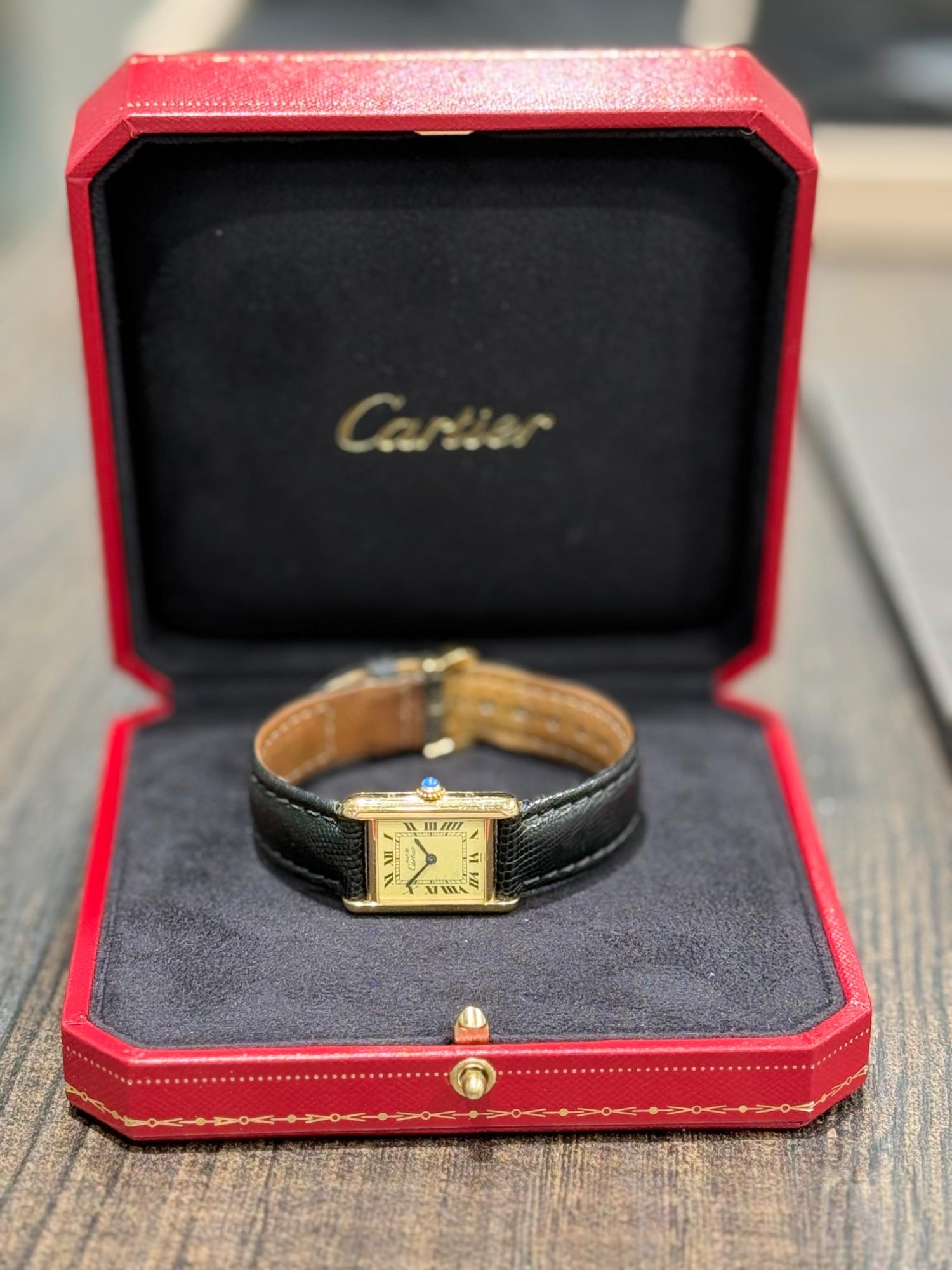 De Pre-Owned Cartier Tank Solo Small (modelnummer CARTIER-TANK22) is een stijlvol vintage horloge met Zwitsers quartz uurwerk. Het heeft een zilver verguld kast, een zwart leren band met een vouwsluiting. 
conditie: gebruikt
horloge wordt geleverd met 2 jaar garantie
horloge is is volledig nagekeken
Watch only, geen origineel doos of papieren 