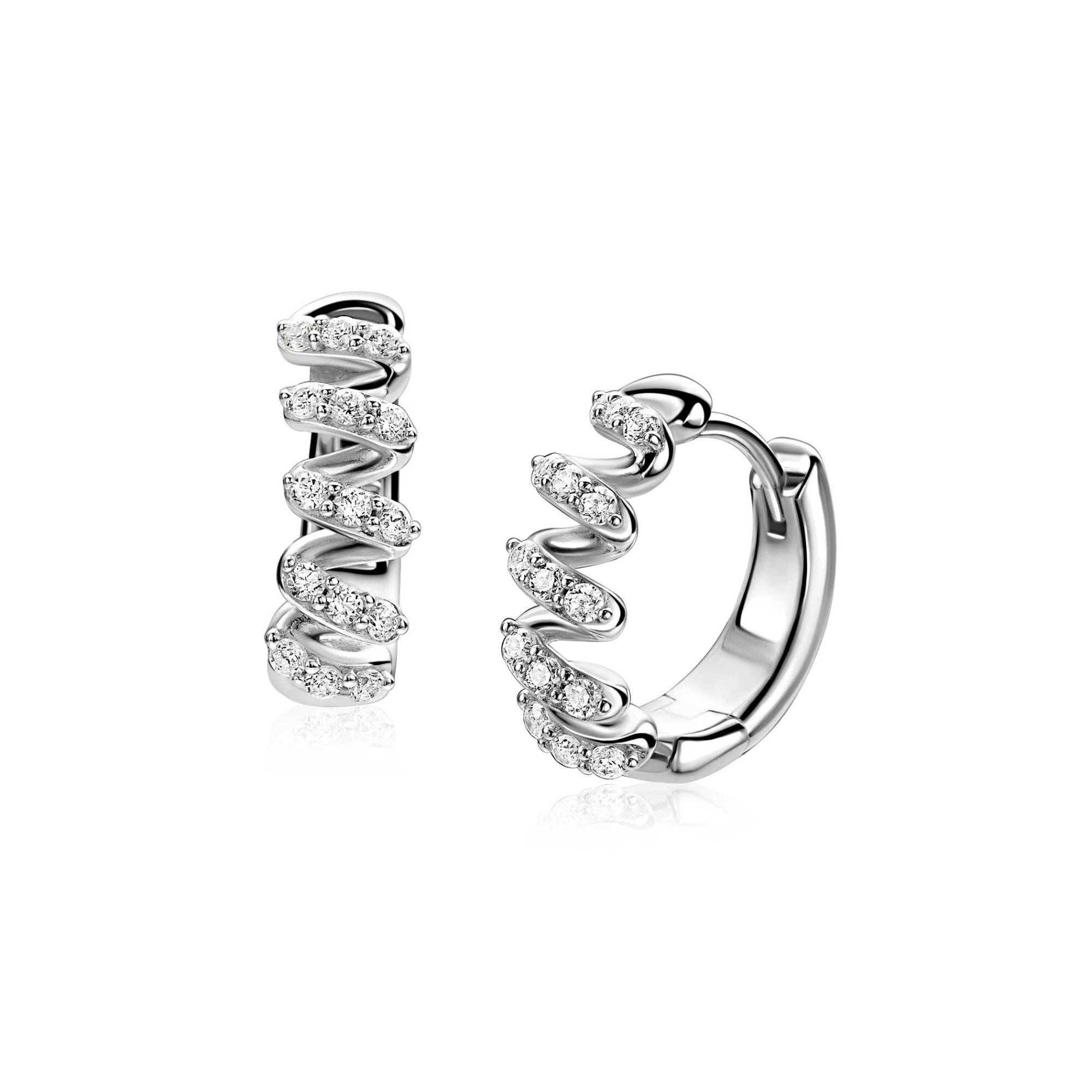 ZINZI zilveren oorringen (16mm) met een sierlijk open golvend design, bezet met witte zirkonia&rsquo;s. Buisdikte 5mm en met luxe klapsluiting. Vervaardigd van eerste gehalte zilver (925) en voorzien van een extra rodiumlaag voor een langdurige glans.