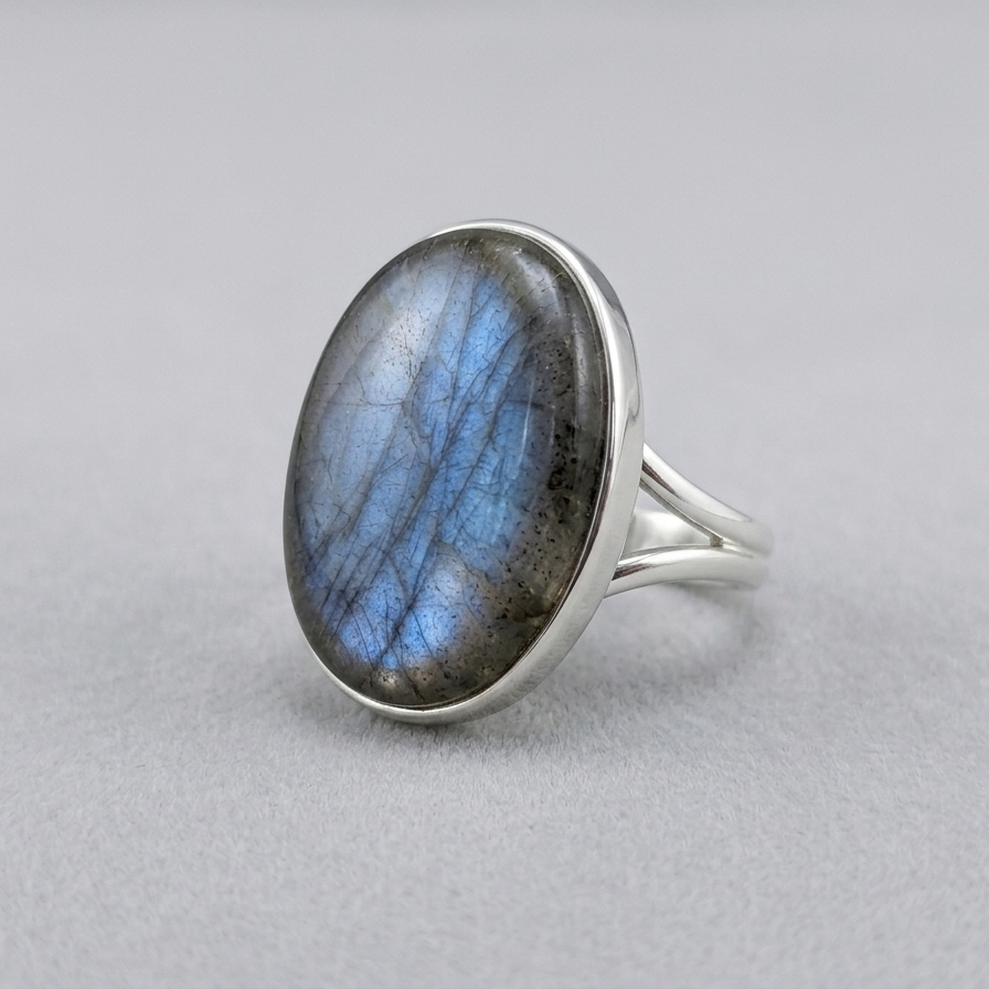 De Zilveren Ring met Labradoriet, is een elegante en veelzijdige keuze. Deze ring, met een maat 58, is uitgerust met een cabochon geslepen natuurlijke Labradoriet edelsteen.. Gemaakt van nikkelvrij 925 sterling zilver, is hij ideaal voor dagelijks gebruik. Combineer met andere zilveren sieraden voor een klassieke look.