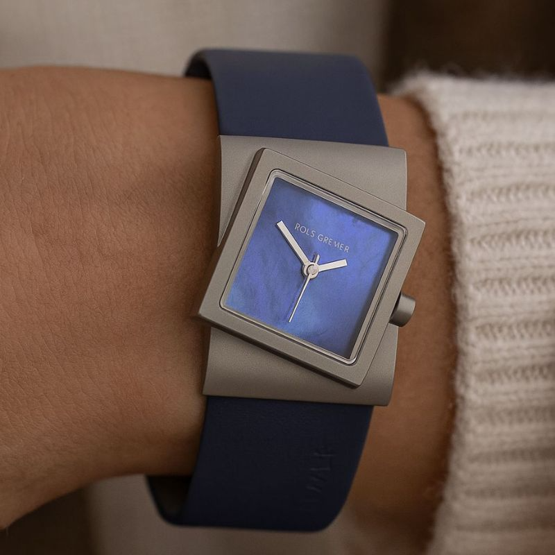 De horloges van de bekende Duitse ontwerper ROLF CREMER ziet u steeds vaker in de etalages. Door onderscheidende modellen en kleurgebruik is het een gewaardeerd mode accessoire geworden. Gekenmerkt door een flashy design, eenvoud, elegantie en kleur. Het merk bestaat sinds 1989.