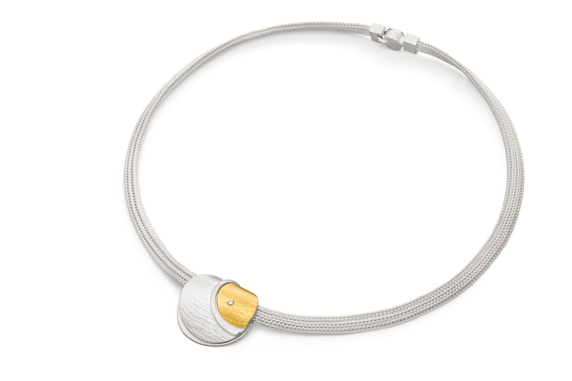 MANU Schmuck is een sieradenmerk van Duitse afkomst en zij ontwerpen hun sieraden in zilver en 22 karaat goud. De warme kleur van het 22 karaat goud geeft de sieraden extra cachet en een exclusieve afwerking mee.