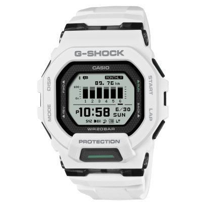 Neem de controle over je workouts en geef je dagelijkse leven extra flair met de GBD-200, uit de stevige, sportieve G-SQUAD-serie G-SHOCK-horloges.  

Deze G-SQUAD biedt de robuustheid van G-SHOCK met de functies die je nodig hebt voor de ultieme workout, zoals afstand bijhouden, smartphone connectiviteit, evenals verbeterde zichtbaarheid en een verfijnd ontwerp om uitstekende bruikbaarheid te leveren. 

Het Memory-in-Pixel (MIP)-display met positieve modus is duidelijker af te lezen, zelfs in fel zonlicht, zodat je gemakkelijk gegevens kunt controleren tijdens trainingen en wanneer je onderweg bent. 

Niet alleen praktisch nut, maar ook stijlvol design. Accentkleuren voegen contrast toe aan het meestal monochrome kleurenschema. Het subtiele honingraatpatroon op het glas voegt een extra moderne, techno touch toe. Al met al een look die perfect is voor sportmode of een alledaagse casual stijl.  

Gebruik de GPS van je smartphone voor nauwkeurige afstandskalibratie. Gebruik uw smartphone om initi&euml;le metingen van specifieke spanwijdten uit te voeren en laat de smartphone vervolgens op het horloge staan om deze afstanden zelf nauwkeurig te meten. Krijg de info die je nodig hebt om je workouts te beheren, waaronder het looptempo en automatische rondeaanduidingen. Gebruik de speciale app om eenvoudig gegevens uit het levenslogboek te beheren, de activiteitsgeschiedenis te bekijken en nog veel meer.  

Met een zachte urethaan horlogeband voor een comfortabele pasvorm en een batterij die ongeveer twee jaar meegaat, zelfs bij dagelijks gebruik van meerdere functies, ben je klaar om alles aan te kunnen wat op je pad komt. 

G-SQUAD is gemaakt om de sportprestaties te leveren die je nodig hebt, zonder in te leveren op stijl.