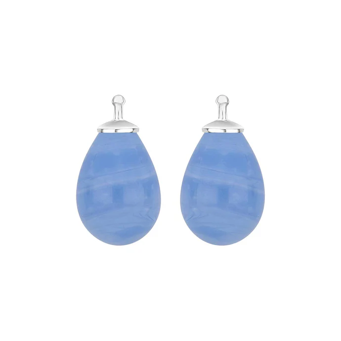 De Bohemian kwartsglasdruppel zilver gerhodineerd, is een prachtige hanger die elegantie en verfijning toevoegt aan elke outfit. Dit sieraad van een niet-gespecificeerd merk is perfect te combineren met een zilveren ketting voor een tijdloze look. Draag hem over een eenvoudige blouse of jurk voor een subtiele maar stijlvolle uitstraling. De hangers moeten gecombineerd worden met bijpassende oorringen.