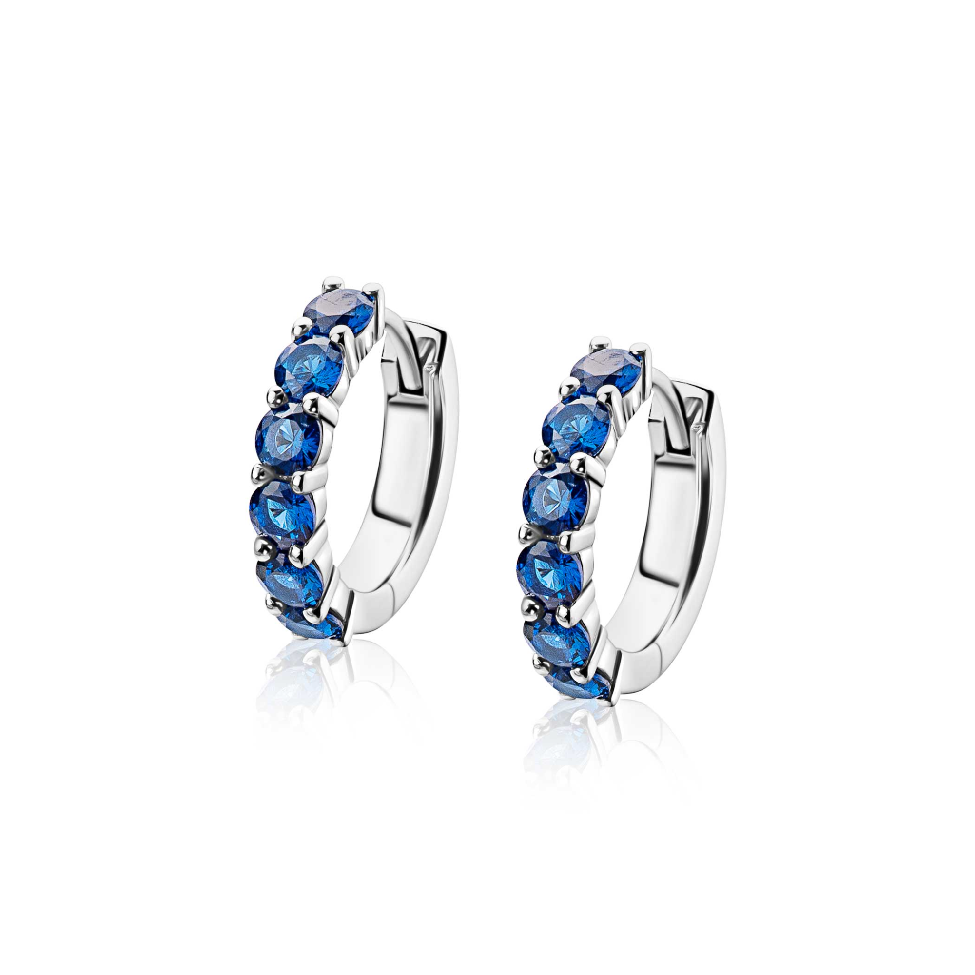 De ZINZI zlv. klapcreolen model ZIO2888B zijn elegante creolen versierd met 6 blauwe CZ-stenen van 15x3mm. Deze creolen zijn perfect als toevoeging aan je dagelijkse outfit of bij een speciale gelegenheid. Draag ze met opgestoken haar of met een stijlvolle jurk voor een verfijnde en elegante uitstraling.