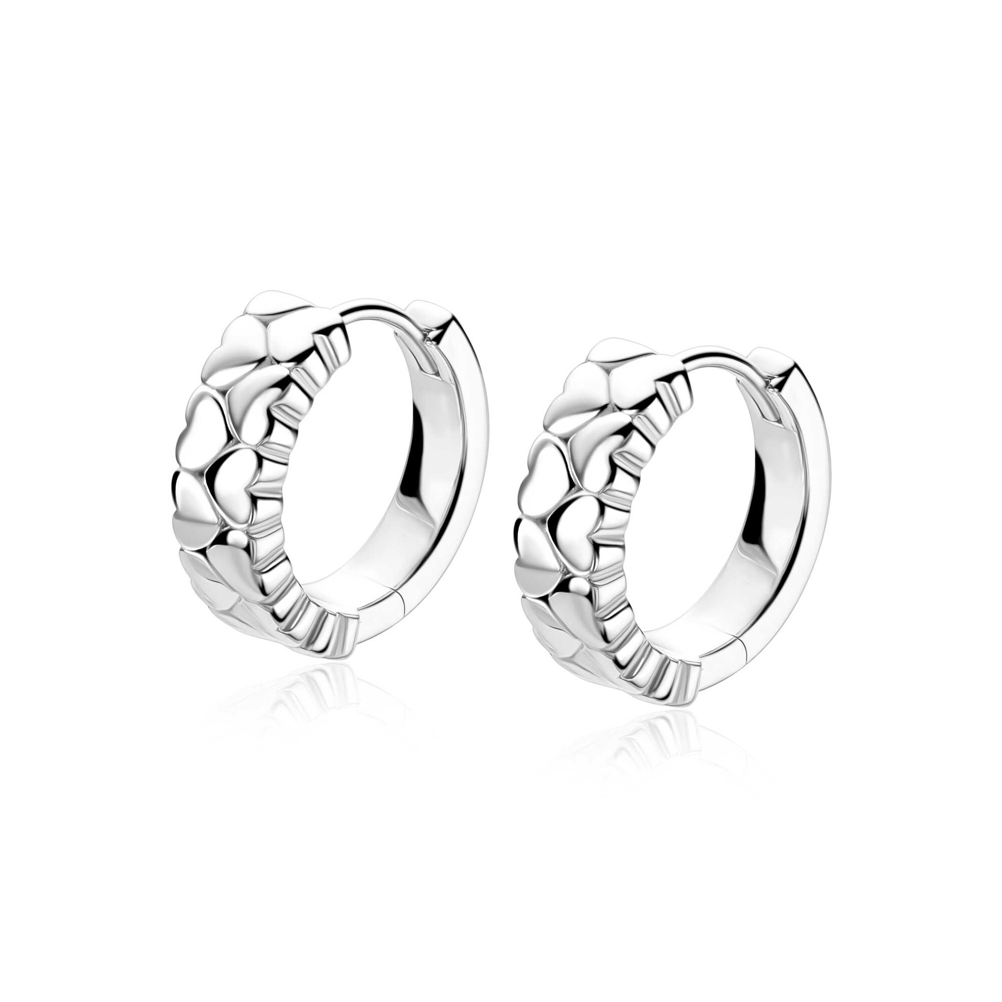 De ZINZI ZIO2882 oorringen, ook wel bekend als "ZINZI zlv. oorringen dubbele rij hartjes," zijn elegante creolen met een dubbele rij hartjes, perfect voor elke gelegenheid. Draag deze sieraden bij zowel casual als formele outfits voor een subtiele romantische uitstraling. Ze passen mooi bij opgestoken haar om hun schoonheid te accentueren.
