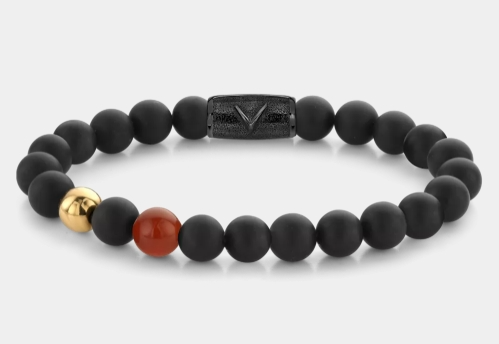 Danny Vera is al jarenlang h&eacute;t gezicht van Rebel & Rose. Daarom is het niet zo verwonderlijk dat hij samen zijn vrouw Escha heeft meegewerkt aan deze Rebel & Rose armband. Het is een edelstenen bead armband, handgemaakt van 8mm zwarte matte Onyx stenen, met 1 18 karaat goud ion-plated edelstalen steen en 1 rode Agaat steen, met een speciale zwarte DANNY VERA sluiting. Het Rebel & Rose sieraad is makkelijk te combineren met andere zilveren, leren of kralenarmbanden.
