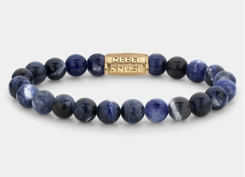 De Rebl And Rose Midnight Blue armband, modelnummer RR-80094-G-M, is een verfijnde goudkleurige JEWEL armband met een onderscheidend donkerblauw accent. Perfect voor zowel formele als informele gelegenheden, kan het elegant solo gedragen worden of gecombineerd met andere sieraden voor een gelaagde look. Ideaal om elke outfit een stijlvolle touch te geven.