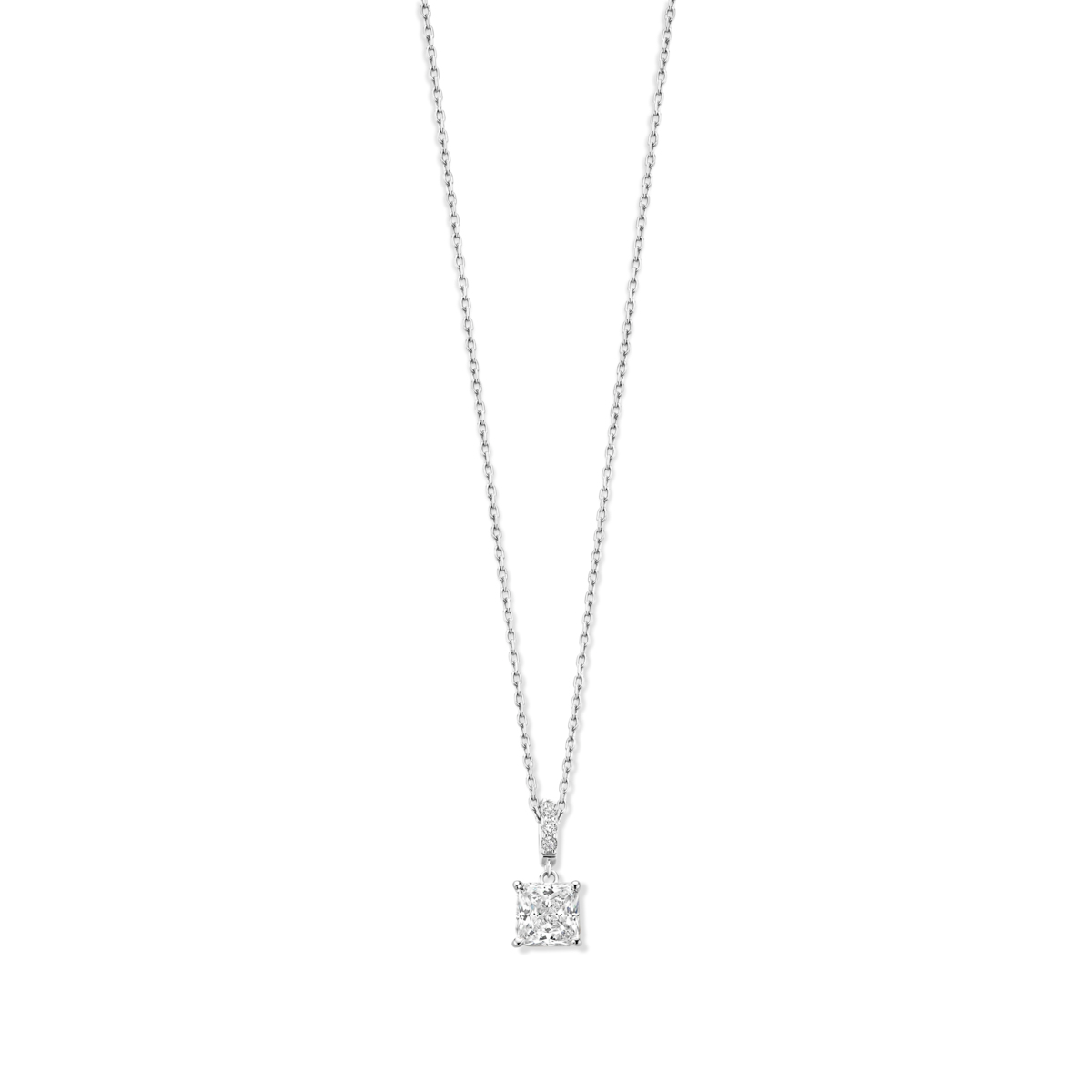 De Halsketting met zirkoon in Princes slijpsel, modelnummer N6F52, is een elegante zilverkleurige ketting gemaakt van 925 sterling zilver. Met een lengte van 45 cm en is het de perfecte aanvulling op elke outfit. Draag deze verfijnde ketting solo voor een subtiele glans of combineer met andere sieraden voor een gelaagde look. 