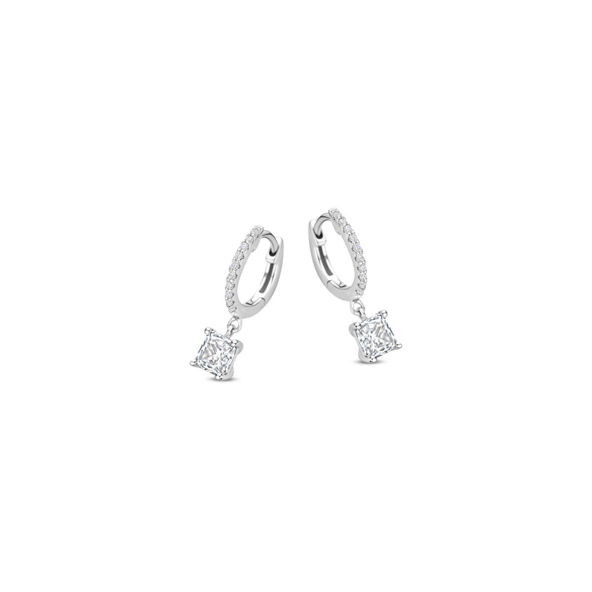 Deze oorbellen accentueren elke outfit met hun sprankelende zirkonia. Draag ze met opgestoken haar of een stijlvolle outfit voor een verfijnde uitstraling die elke gelegenheid complementeert. Voeg luxe toe aan je sieraadcollectie!