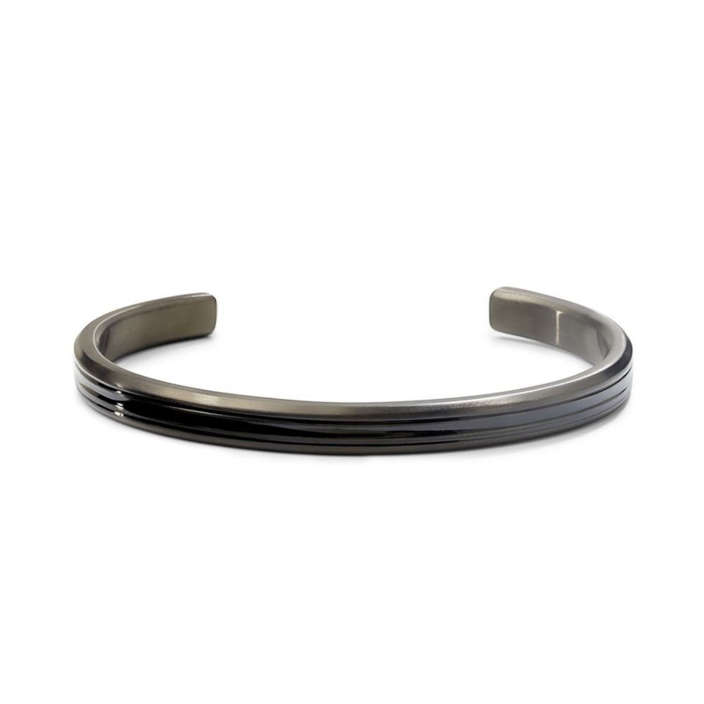 De Rebel & Rose Bangle Black Lines, modelnummer RR-MB005-B-M, heeft een stijlvol ontwerp met zwarte lijnen die elegantie uitstralen. Deze armband is perfect als accentstuk bij elke outfit, of je nu casual of gekleed gaat. Voor de beste look, draag hem samen met andere zilveren of zwarte sieraden voor een gelaagd effect.