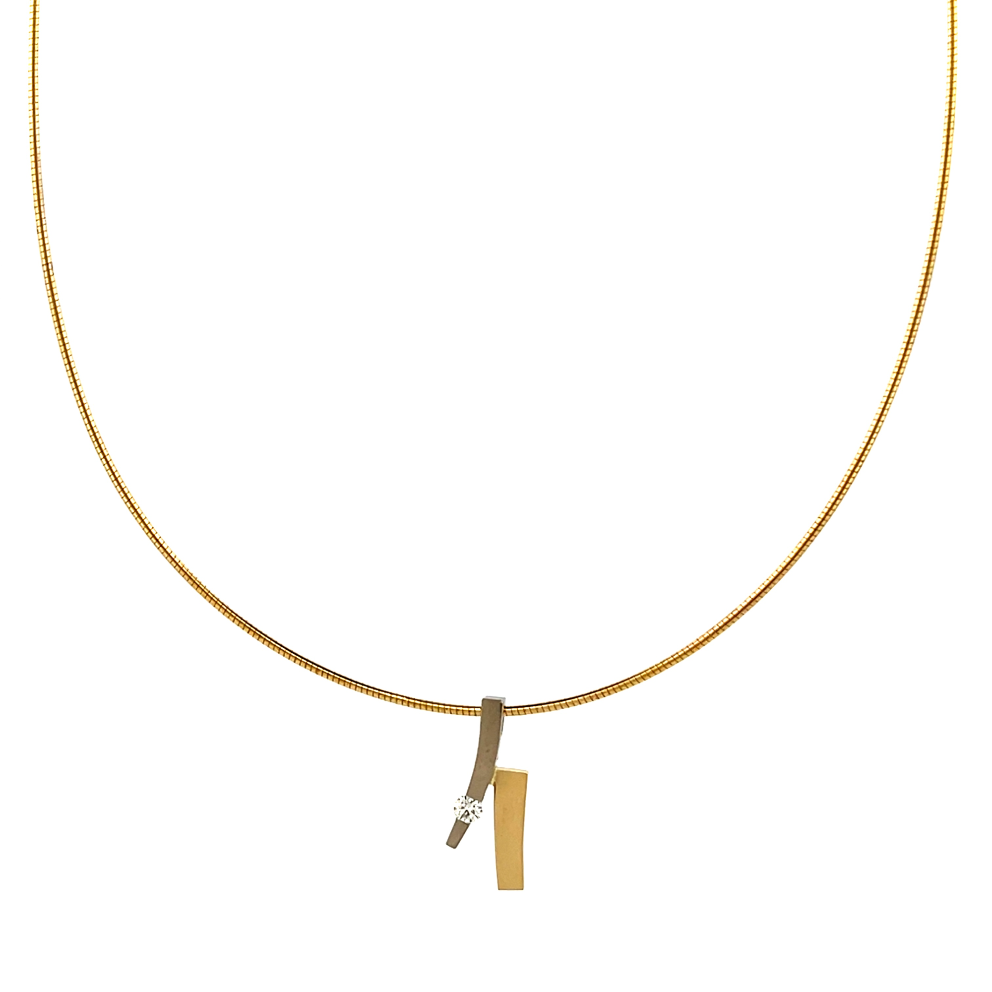 De hanger Samenspel verbeeldt de kracht van verbinding. Twee elegante lijnen in bicolor goud bewegen naar elkaar toe en vinden hun ontmoeting in een sprankelende diamant. Het warme geelgoud en het koele witgoud versterken elkaar subtiel en symboliseren hoe verschillen samen iets moois vormen.

Het minimalistische ontwerp maakt deze hanger tijdloos en veelzijdig. De diamant vormt het stralende middelpunt &mdash; een symbool voor het moment waarop alles samenkomt.

Samenspel is een betekenisvol sieraad dat staat voor verbondenheid, balans en harmonie. Een prachtige keuze om een bijzondere relatie, samenwerking of herinnering tastbaar te maken.

Deze hanger wordt los verkocht maar we adviseren haar met een bijpassende ketting/spang van zilver of goud met een lengte van 45cm.

Maak een afspraak en kom deze sierlijke hanger eens passen! Of bestel haar gelijk, dan sturen we deze mooi verpakt naar je toe. 