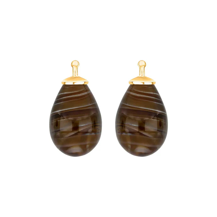 De Heide Heinzendorff quartz glasdruppel van 17x11 mm, zijn verfijnde zilver vergulde hangers. Perfect als pronkstuk, voegt het een vleugje elegantie toe aan elke outfit. Combineer met een eenvoudige ketting om de natuurlijke schoonheid van het kwarts beter tot zijn recht te laten komen. De hangers moeten gecombineerd worden met bijpassende oorringen.