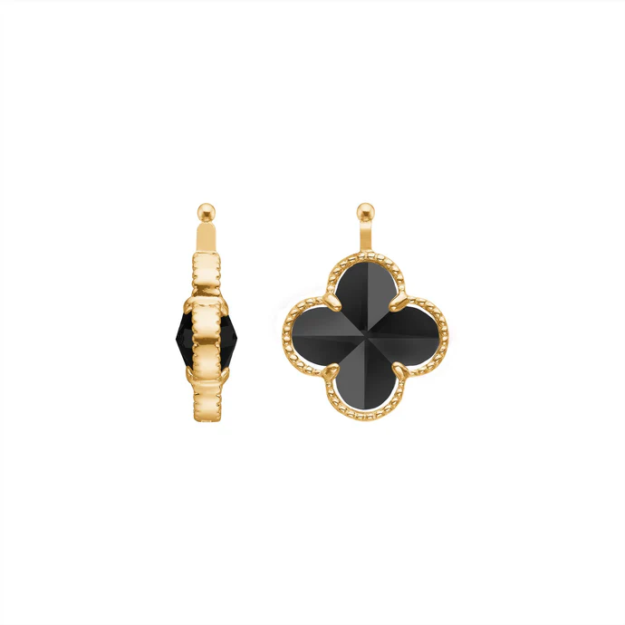 De Heide Heinzendorff Glas facet clover zilver verguld, is een verfijnde hanger die een vleugje elegantie aan elke outfit toevoegt. Combineer deze prachtige hanger met een delicate ketting voor een subtiele, maar opvallende look. Perfect voor zowel dagelijks gebruik als speciale gelegenheden. Voeg een vleugje glamour toe aan je sieradencollectie.