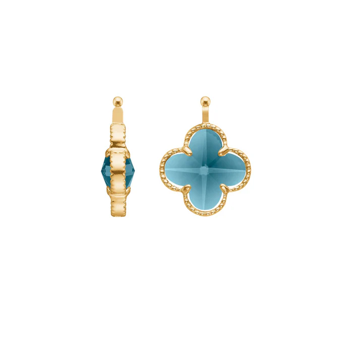 Deze prachtige Heide Heinzendorff Glas facet clover hangers, straalt elegantie uit met zijn zilver vergulde afwerking. De sprankelende facetgeslepen glasdetails maken het een opvallend sieraad. Een ideaal stuk voor zowel dagelijkse als speciale gelegenheden. De hangers moeten gecombineerd worden met bijpassende oorringen.