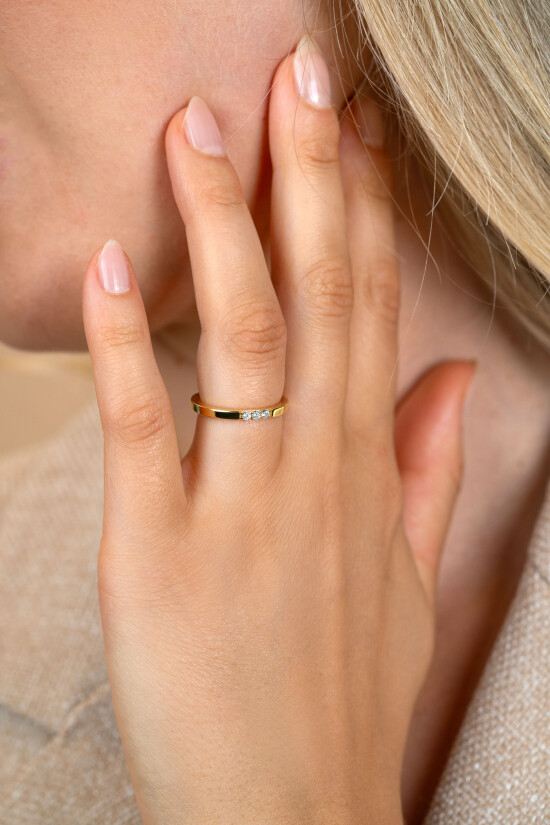 De ZINZI zlv gg aanschuifring met 3 zirconia's, modelnummer ZIR2130Y62, is een verfijnde toevoeging aan elke sieradencollectie. Deze prachtige ring is vervaardigd uit duurzaam materiaal, dat de schoonheid van de glanzende gouden afwerking ondersteunt. De ring is opgesierd met drie sprankelende zirconia's, die een vleugje elegantie en verfijning toevoegen. Deze ring behoort tot de categorie juwelen en is specifiek ontworpen als een chique en stijlvolle aanschuifring.

De beste manier om deze ring te dragen, is door hem te combineren met andere ringen voor een gelaagd effect. De ring is perfect om samen met andere gouden of zilveren juwelen te dragen, maar kan ook op zichzelf schitteren als een dagelijks accessoire. Dankzij het verfijnde ontwerp is hij geschikt voor zowel casual als formele gelegenheden. Voeg een vleugje glamour toe aan je outfit met deze veelzijdige en elegante ZINZI aanschuifring.