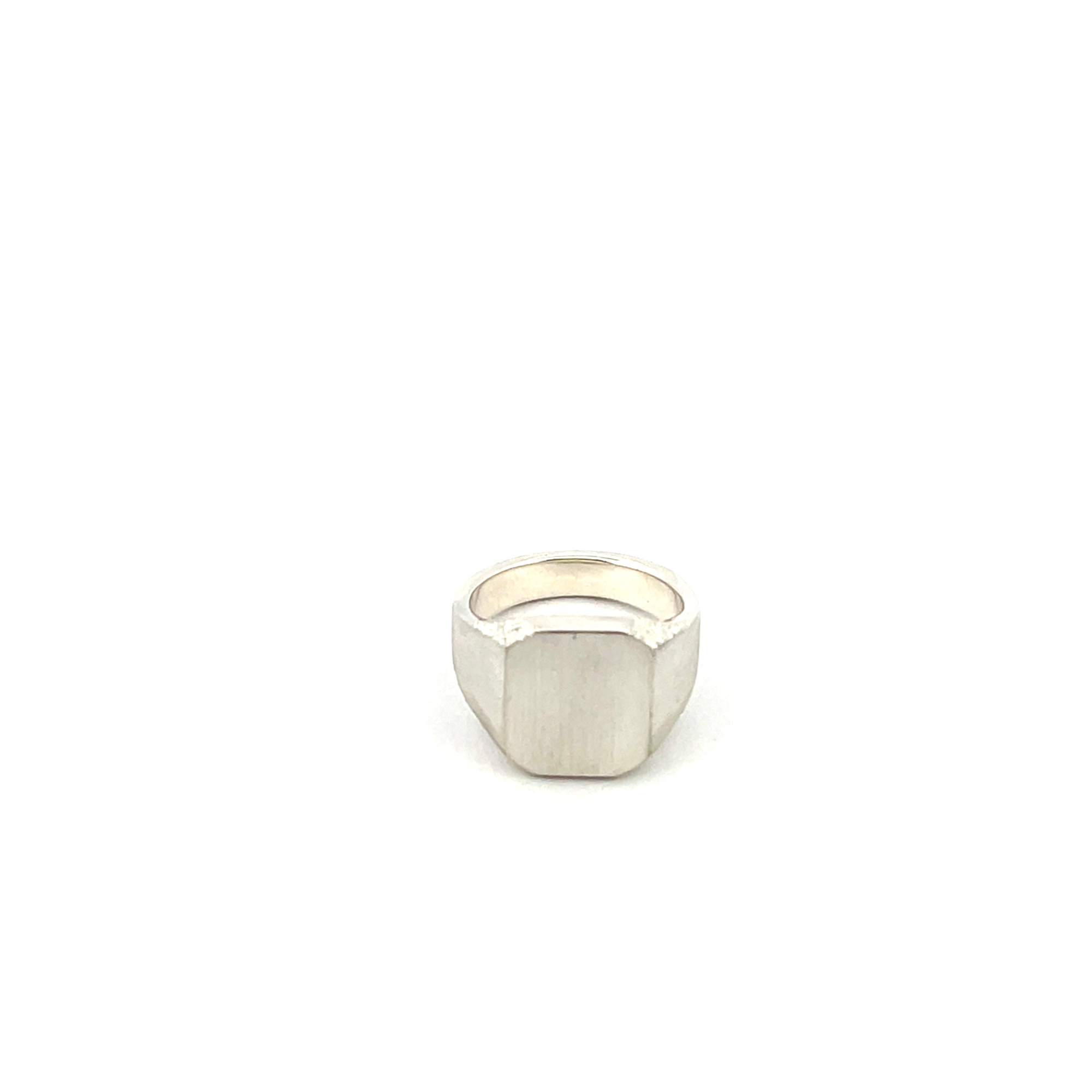 Deze prachtige zilveren zegelring is gemaakt van massief 925 sterling zilver en heeft een uniek ontwerp.
Door de subtiele structuur aan de zijkanten krijgt de ring net een beetje extra uitstraling. 

Deze ring is te bestellen in maat 63/20.

De ring kan op elke gewenste maat gemaakt worden. Echter na aanpassing van de ringmaat beschouwen we de ring als maatwerk. Mocht je twijfelen over de maat neem dan gerust contact op.   

Maak een afspraak en kom deze ring eens passen! Of bestel haar gelijk, dan sturen we deze mooi verpakt naar je toe.