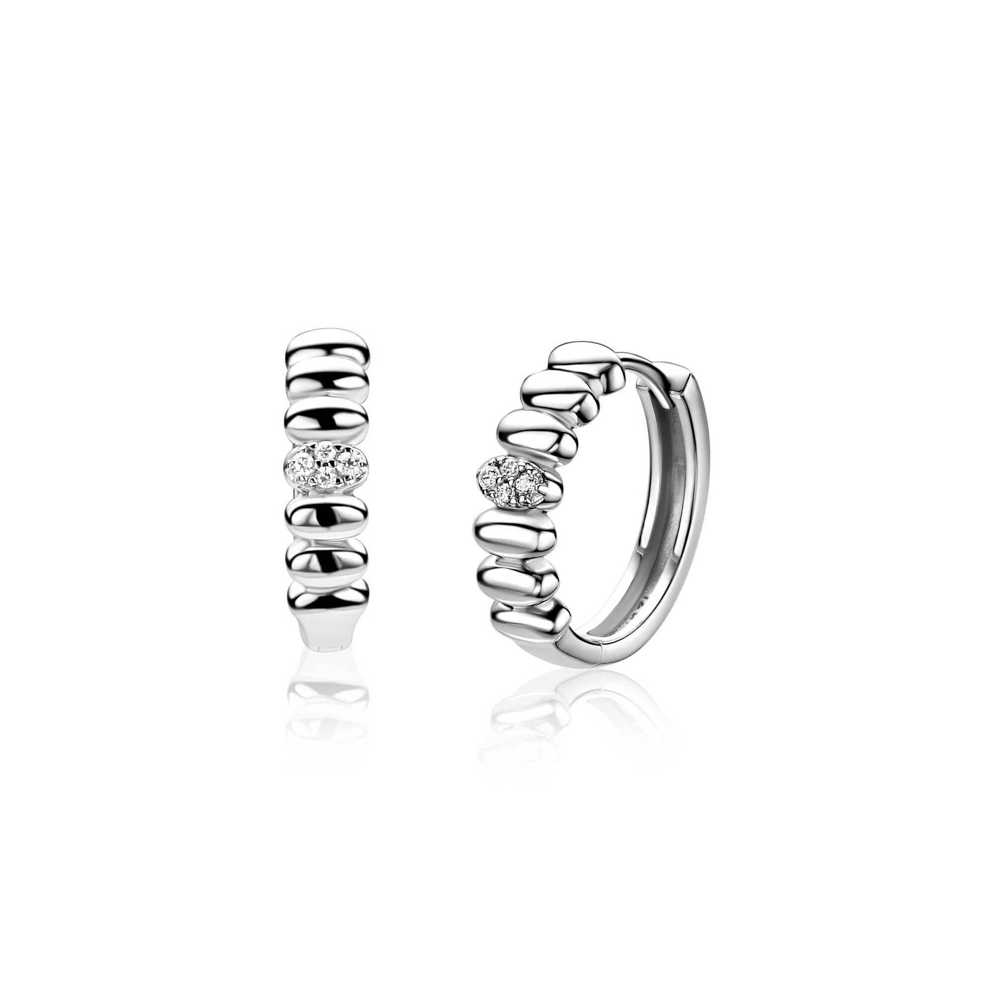 ZINZI zilveren oorringen (15mm) met sierlijk gladde ovalen, waarbij de middelste is bezet met witte zirkonia&rsquo;s. Buisdikte 4mm en met luxe klapsluiting. Vervaardigd van eerste gehalte zilver (925) en voorzien van een extra rodiumlaag voor een langdurige glans.