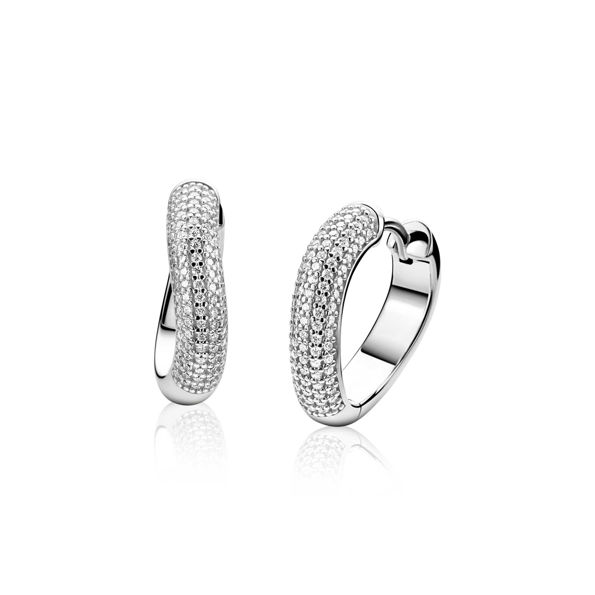 ZINZI zilveren oorringen (17mm) volledig bezet met pav&eacute; gezette witte zirkonia&rsquo;s in een vloeiend lijn. Buisbreedte 4mm en met luxe klapsluiting. Vervaardigd van eerste gehalte zilver (925) en voorzien van een extra rodiumlaag voor een langdurige glans.