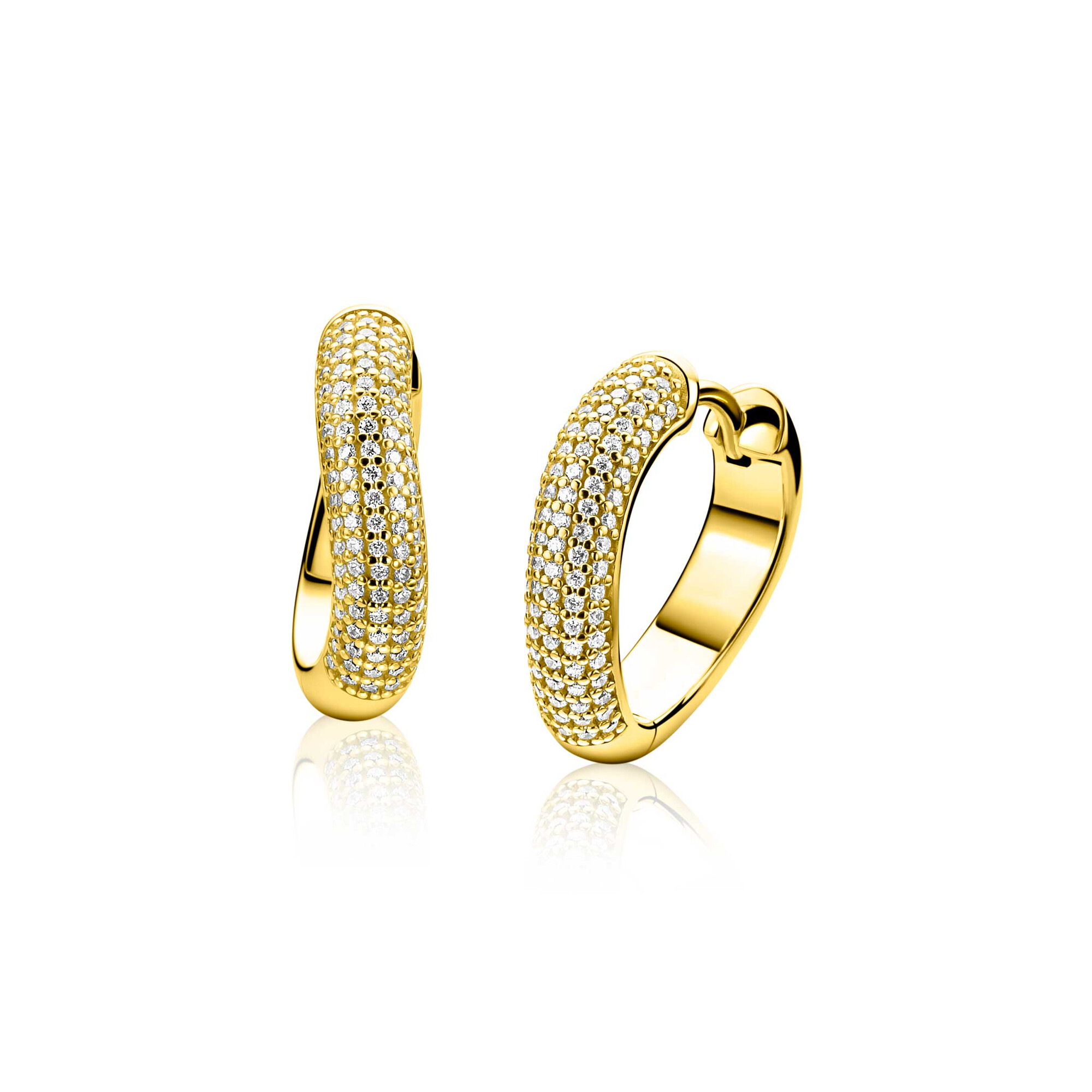 ZINZI gold plated zilveren oorringen (17mm) volledig bezet met pav&eacute; gezette witte zirkonia&rsquo;s in een vloeiend lijn. Buisbreedte 4mm en met luxe klapsluiting. Vervaardigd van eerste gehalte zilver (925) en extra geel verguld.