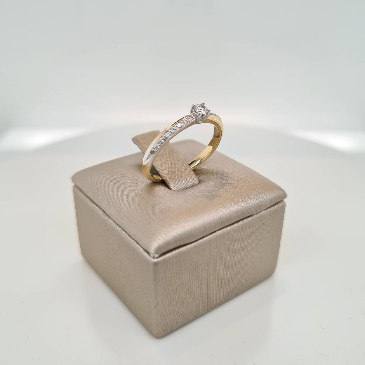 14krt gouden ring met diamant
