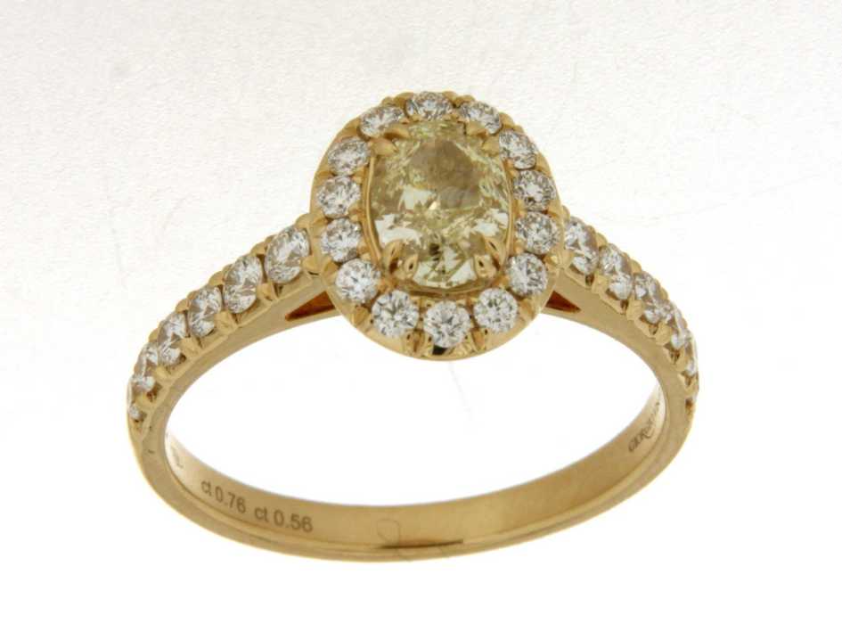 Deze verfijnde geelgouden ring is bezet met fonkelende diamanten die het licht op subtiele wijze vangen en weerspiegelen. In het middelpunt straalt een exclusieve fancy diamant, die met zijn unieke karakter en kleur een tijdloze elegantie en luxe uitdrukt.