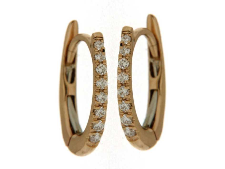 Elegante rosegouden ovale oorringen stralen warmte en verfijning uit, met een zachte glans die elke huidtint complimenteert. Fijn ingezette diamanten langs de vorm zorgen voor een subtiele schittering en een luxueuze, tijdloze uitstraling.
