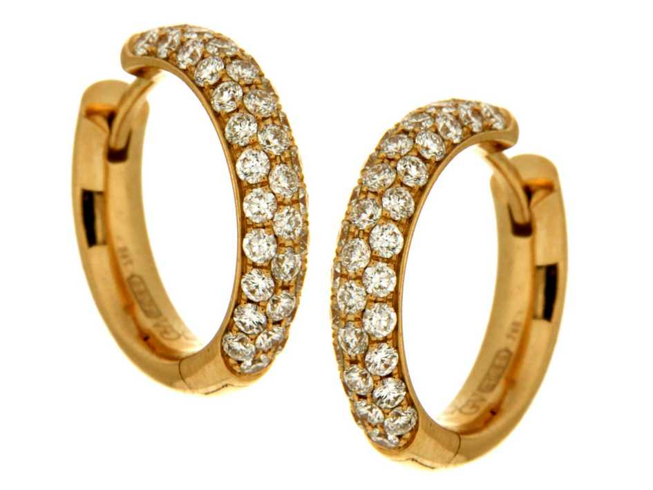 Stijlvolle rosegouden ronde oorringen die een zachte, warme glans hebben die een elegante en moderne uitstraling geeft. Kleine, zorgvuldig geplaatste diamanten langs de cirkel zorgen voor een verfijnde schittering die het geheel een luxueus accent geeft.