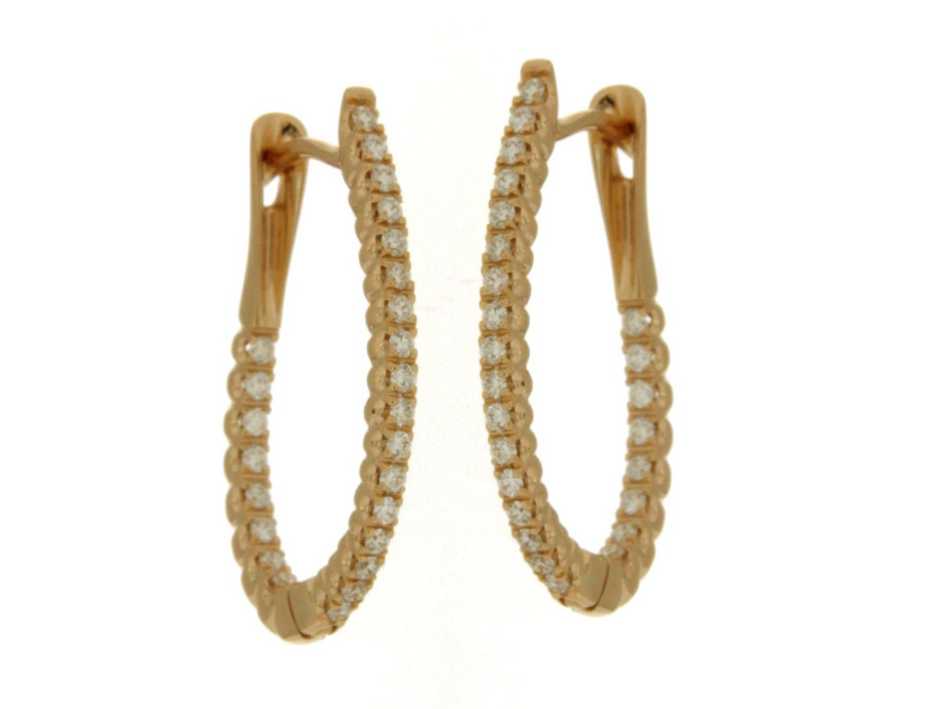 Elegante rosegouden ovale oorringen stralen warmte en verfijning uit, met een zachte glans die elke huidtint complimenteert. Fijn ingezette diamanten langs de vorm en binnenin zorgen voor een subtiele schittering en een luxueuze, tijdloze uitstraling.
