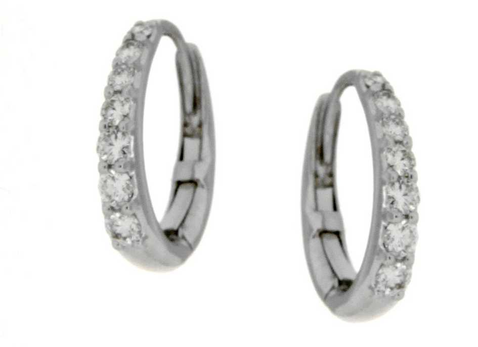 Elegante ovale oorringen in witgoud hebben een heldere, koele glans die een moderne en verfijnde uitstraling geeft. Subtiel ingezette diamanten langs de vorm zorgen voor een sprankelend effect en een tijdloze luxe.