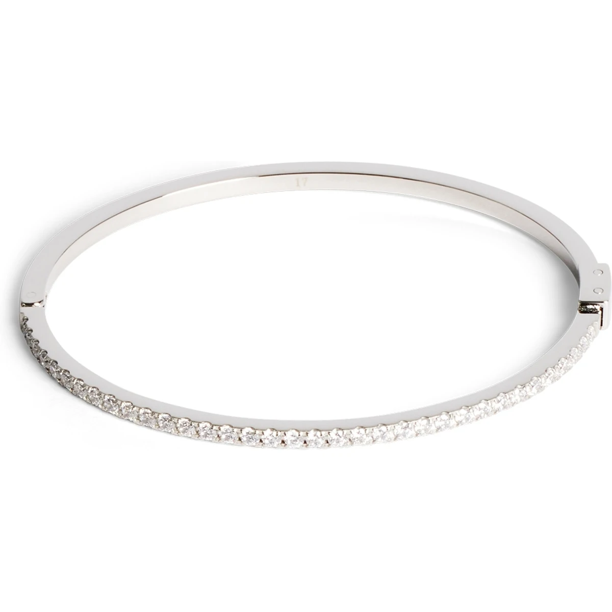 Voel de liefde stralen om je pols met de 0146/32-1817 Eternal Love slavenarmband met zirkonia 2 mm van Coeur de Lion. Deze verfijnde slavenarmband, uitgevoerd in een prachtige zilverkleur, belichaamt tijdloze charme en verfijning. Met zijn sierlijke 2 mm breedte valt de armband op als een subtiel, maar schitterend juweel dat de schoonheid van edelstaal elegant omarmt. Versierd met delicate, transparante zirkoniastenen, vangt elke fonkelende zetting het licht als een sprankeling van pure liefde en schoonheid. Deze creatie van Coeur de Lion is een verfijnd eerbetoon aan de kracht van eeuwigdurende liefde.